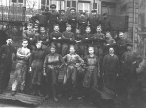 Arbeiterinnen und Arbeiter des Eisenwerks im Ersten Weltkrieg